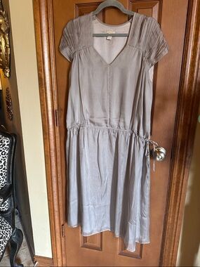 Women’s Sundance 100% Silk Gray V-Neck Pleated Short-Sleeve Dress, size Large